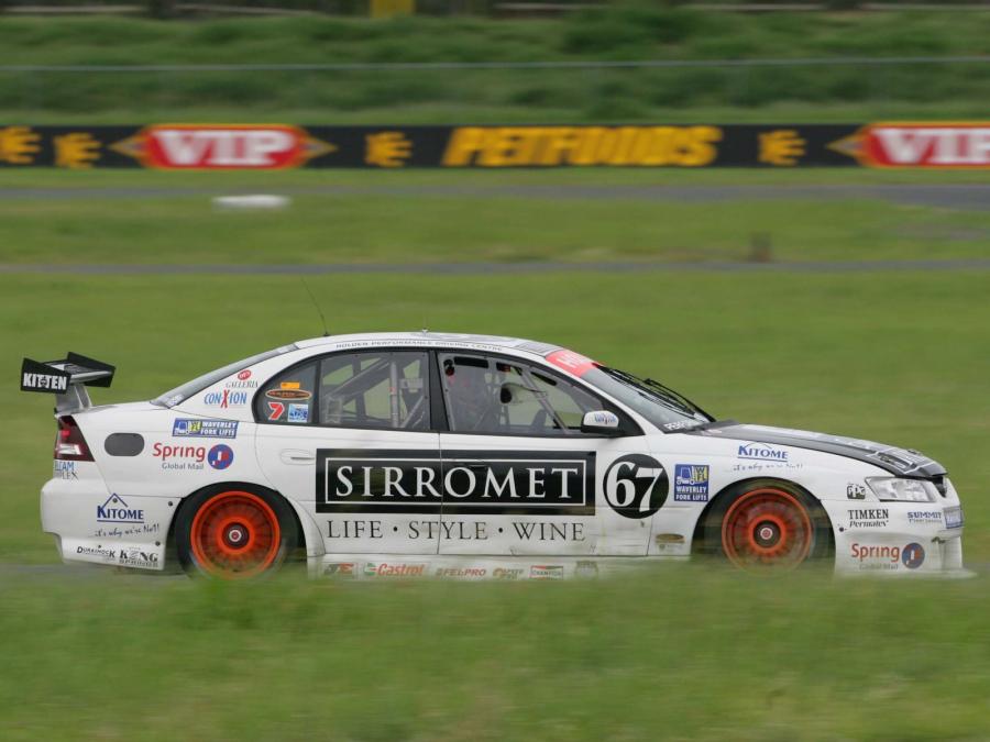  Holden Commodore V8 Supercar 2005 года  (фото 11 из 16)